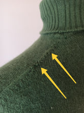 Laden Sie das Bild in den Galerie-Viewer, 1960s - JAEGER,Scotland - Moss Green Cashmere Turtleneck