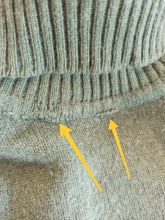 Laden Sie das Bild in den Galerie-Viewer, 1960s - JAEGER,Scotland - Moss Green Cashmere Turtleneck