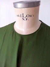 Charger l'image dans la galerie, 1950s 1960s - Exquisite French Moss Green Chiffon Silk Dress - W26 (66cm)