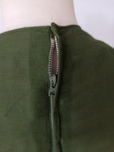 Charger l'image dans la galerie, 1950s 1960s - Exquisite French Moss Green Chiffon Silk Dress - W26 (66cm)