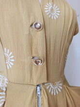 Cargar imagen en el visor de la galería, 1940s - Gorgeous French Corn Embroidery Linen Dress - W28 (70cm)