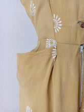 Cargar imagen en el visor de la galería, 1940s - Gorgeous French Corn Embroidery Linen Dress - W28 (70cm)