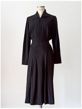 Cargar imagen en el visor de la galería, 1940s - Superb Black Gabardine Wool Dress - W39 (100cm)