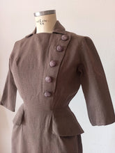 Laden Sie das Bild in den Galerie-Viewer, 1940s - Stunning Gabardine Wool Dress - W25 (64cm)