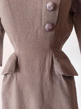 Laden Sie das Bild in den Galerie-Viewer, 1940s - Stunning Gabardine Wool Dress - W25 (64cm)