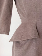 Laden Sie das Bild in den Galerie-Viewer, 1940s - Stunning Gabardine Wool Dress - W25 (64cm)