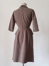 Laden Sie das Bild in den Galerie-Viewer, 1940s - Stunning Gabardine Wool Dress - W25 (64cm)