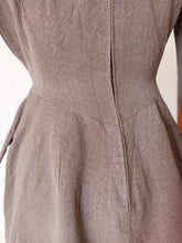 Laden Sie das Bild in den Galerie-Viewer, 1940s - Stunning Gabardine Wool Dress - W25 (64cm)