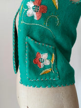 Charger l'image dans la galerie, 1950s - Adorable Green Embroidered Wool Vest
