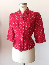 Cargar imagen en el visor de la galería, 1940s 1950s - Exquisite 2pc Red Dotted Dress Jacket - W28 (72cm)