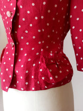 Cargar imagen en el visor de la galería, 1940s 1950s - Exquisite 2pc Red Dotted Dress Jacket - W28 (72cm)