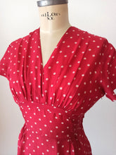 Cargar imagen en el visor de la galería, 1940s 1950s - Exquisite 2pc Red Dotted Dress Jacket - W28 (72cm)