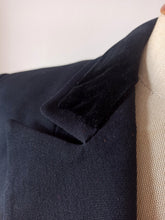 Cargar imagen en el visor de la galería, 1940s (?) - Fabulous Black Soft Wool Velvet Coat - W30 (76cm)