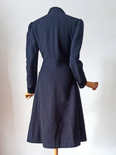 Cargar imagen en el visor de la galería, 1940s (?) - Fabulous Black Soft Wool Velvet Coat - W30 (76cm)