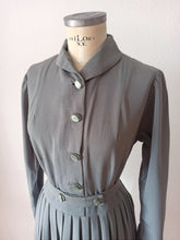 Laden Sie das Bild in den Galerie-Viewer, RESERVED DO NOT PURCHASE - 1940s - Exquisite Dark Grey Gab Wool Dress - W29 (74cm)