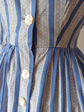 Charger l'image dans la galerie, 1950s - Adorable Blue White Cotton Dress - W29 (74cm)