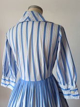 Charger l'image dans la galerie, 1950s - Adorable Blue White Cotton Dress - W29 (74cm)