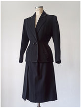 Charger l'image dans la galerie, 1940s - Exquisite New Look Black Wool Suit