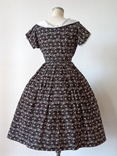 Load image into Gallery viewer, 1950s - KAY WINDSOR, USA - Adorable Floral Cotton Dress - W27 (68cm)