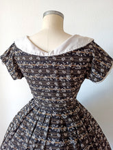 Load image into Gallery viewer, 1950s - KAY WINDSOR, USA - Adorable Floral Cotton Dress - W27 (68cm)