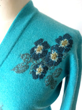 Cargar imagen en el visor de la galería, 1950s - BALLANTYNE, Scotland - Precious Cashmere Cardigan