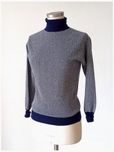 Laden Sie das Bild in den Galerie-Viewer, 1950s - BRYANT, Scotland - Gorgeous Cashmere Turtleneck - Sz 36