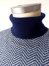 Laden Sie das Bild in den Galerie-Viewer, 1950s - BRYANT, Scotland - Gorgeous Cashmere Turtleneck - Sz 36