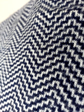 Laden Sie das Bild in den Galerie-Viewer, 1950s - BRYANT, Scotland - Gorgeous Cashmere Turtleneck - Sz 36