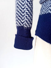 Laden Sie das Bild in den Galerie-Viewer, 1950s - BRYANT, Scotland - Gorgeous Cashmere Turtleneck - Sz 36