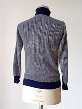 Laden Sie das Bild in den Galerie-Viewer, 1950s - BRYANT, Scotland - Gorgeous Cashmere Turtleneck - Sz 36
