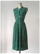 Laden Sie das Bild in den Galerie-Viewer, 1940s - Gorgeous Green Rayon Dress - W25 (64cm)