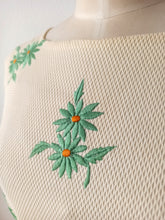 Laden Sie das Bild in den Galerie-Viewer, 1950s 1960s - Adorable Buttercream Waffle Cotton Embroidery Dress - W31 (80cm)