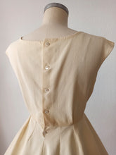 Laden Sie das Bild in den Galerie-Viewer, 1950s 1960s - Adorable Buttercream Waffle Cotton Embroidery Dress - W31 (80cm)
