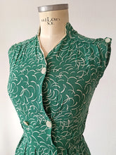 Laden Sie das Bild in den Galerie-Viewer, 1940s - Gorgeous Green Rayon Dress - W25 (64cm)
