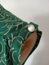 Laden Sie das Bild in den Galerie-Viewer, 1940s - Gorgeous Green Rayon Dress - W25 (64cm)