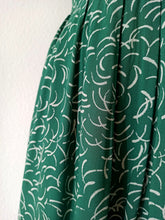 Laden Sie das Bild in den Galerie-Viewer, 1940s - Gorgeous Green Rayon Dress - W25 (64cm)