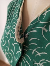 Laden Sie das Bild in den Galerie-Viewer, 1940s - Gorgeous Green Rayon Dress - W25 (64cm)