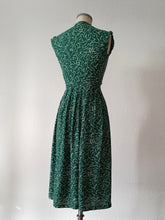 Laden Sie das Bild in den Galerie-Viewer, 1940s - Gorgeous Green Rayon Dress - W25 (64cm)