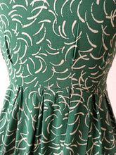 Laden Sie das Bild in den Galerie-Viewer, 1940s - Gorgeous Green Rayon Dress - W25 (64cm)