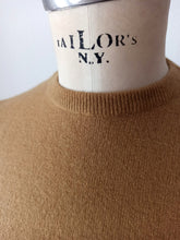 Cargar imagen en el visor de la galería, 1950s - BALLANTYNE, Scotland - Bronce Brown Cashmere Jumper