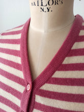 Cargar imagen en el visor de la galería, 1950s - BALLANTYNE, Scotland - Strawberry Cashmere Cardigan