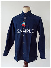 Cargar imagen en el visor de la galería, 1950s - JERONIMO SANZ, Spain - Deadstock Wine Shirt with Box - Sz M/L