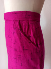 Load image into Gallery viewer, 1950s - REISS MANN - Stunning Fuchsia Atomic Print Wool Ensemble - W26/27 (66/68cm)