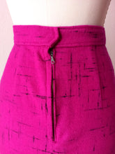 Load image into Gallery viewer, 1950s - REISS MANN - Stunning Fuchsia Atomic Print Wool Ensemble - W26/27 (66/68cm)