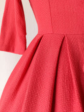 Laden Sie das Bild in den Galerie-Viewer, 1950s 1960s - Adorable Coral Wool Dress - W27.5 (70cm)
