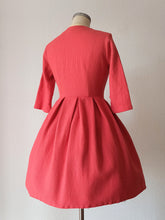 Laden Sie das Bild in den Galerie-Viewer, 1950s 1960s - Adorable Coral Wool Dress - W27.5 (70cm)