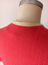 Laden Sie das Bild in den Galerie-Viewer, 1950s 1960s - Adorable Coral Wool Dress - W27.5 (70cm)