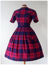 Laden Sie das Bild in den Galerie-Viewer, 1950s - Fabulous Fuchsia Tartan Wool Dress - W27.5 (70cm)