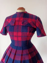 Laden Sie das Bild in den Galerie-Viewer, 1950s - Fabulous Fuchsia Tartan Wool Dress - W27.5 (70cm)