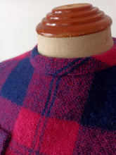 Laden Sie das Bild in den Galerie-Viewer, 1950s - Fabulous Fuchsia Tartan Wool Dress - W27.5 (70cm)